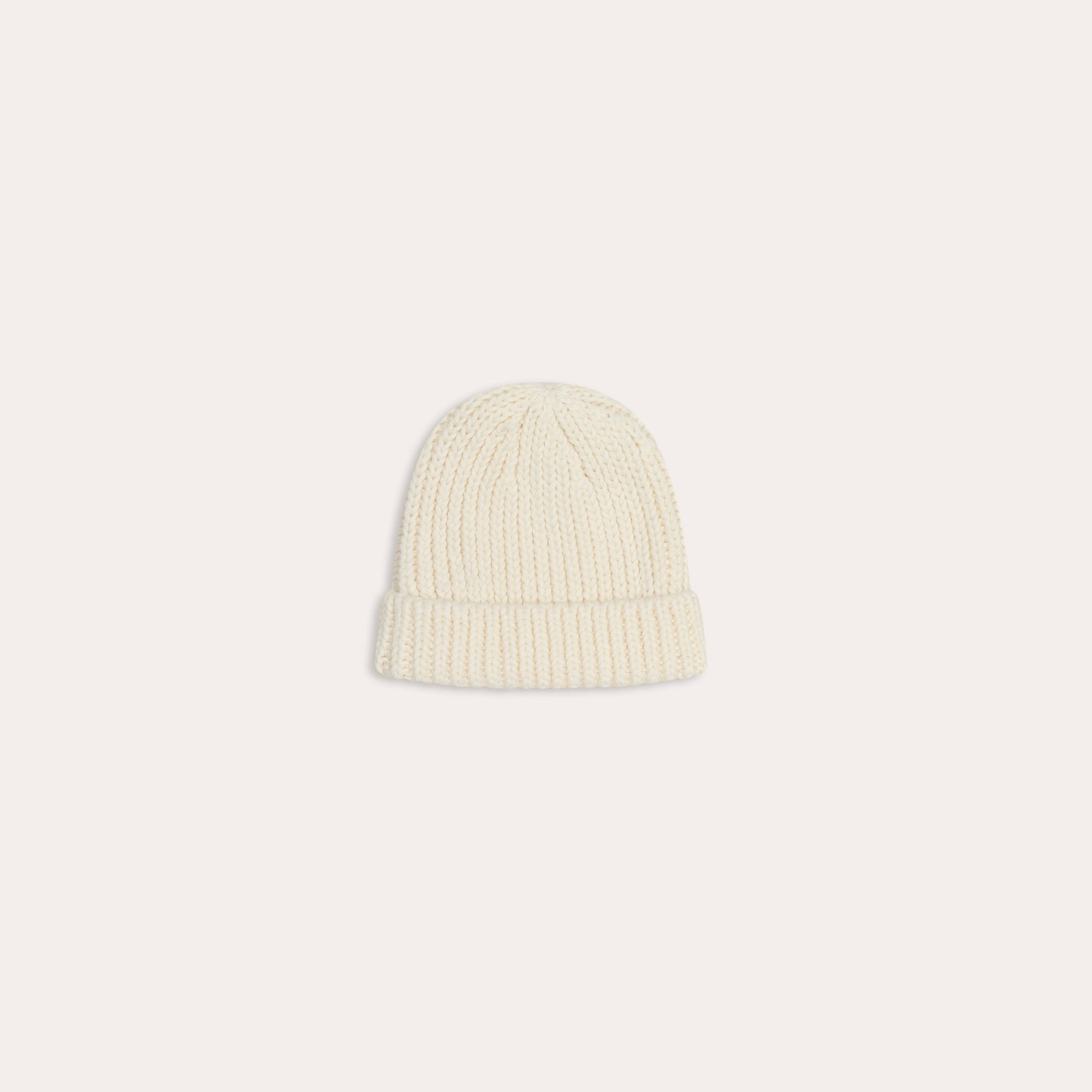 An illoura knitted alba beanie in vanilla, perfect for newborns, on a white background. [Brand Name: Illoura the Label]
