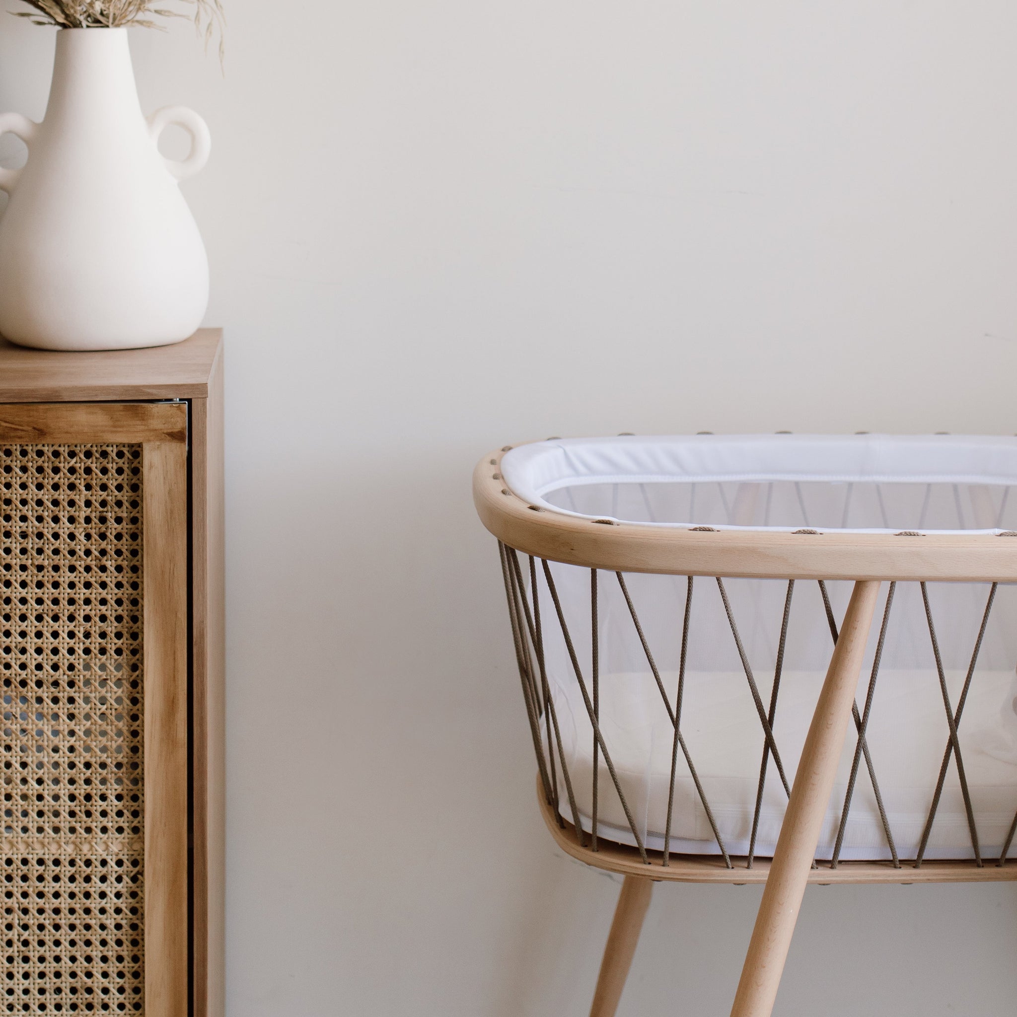 The design of the KUMI combines tradition and modernity. It retains the millenary lateral swing, a delicate movement that helps babies fall asleep, while sketching minimalist and contemporary lines, thanks in particular to the laces that surround it, which gives it both lightness and safety.
