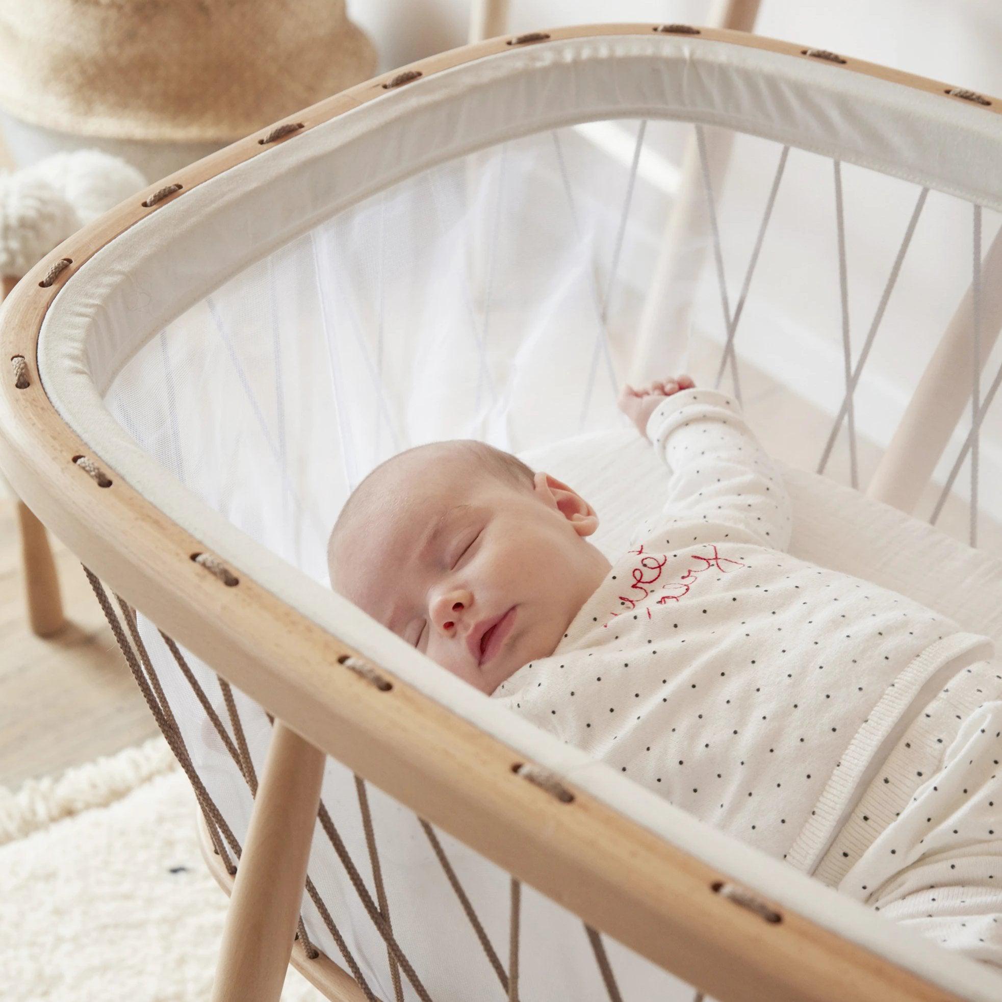 The design of the KUMI combines tradition and modernity. It retains the millenary lateral swing, a delicate movement that helps babies fall asleep, while sketching minimalist and contemporary lines, thanks in particular to the laces that surround it, which gives it both lightness and safety.