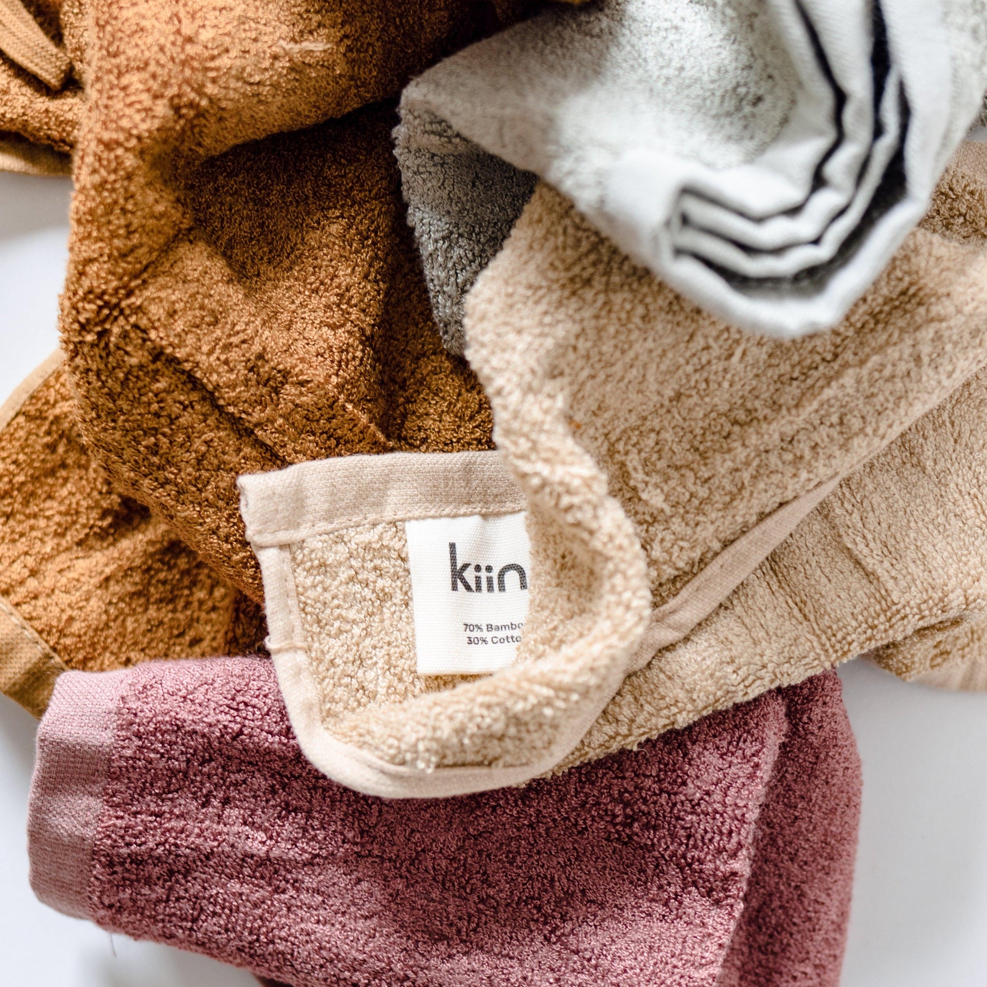 The Kiin Wash Cloth is the perfect accessory for bath & nappy change time. Designed with a hanging tab for easy hanging after use. Made in a super soft, and luxurious 500gsm cotton & bamboo blend, and measuring 25 x 25cm.